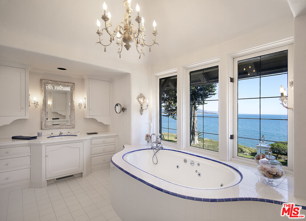 Unparalleled Oceanfront Oasis