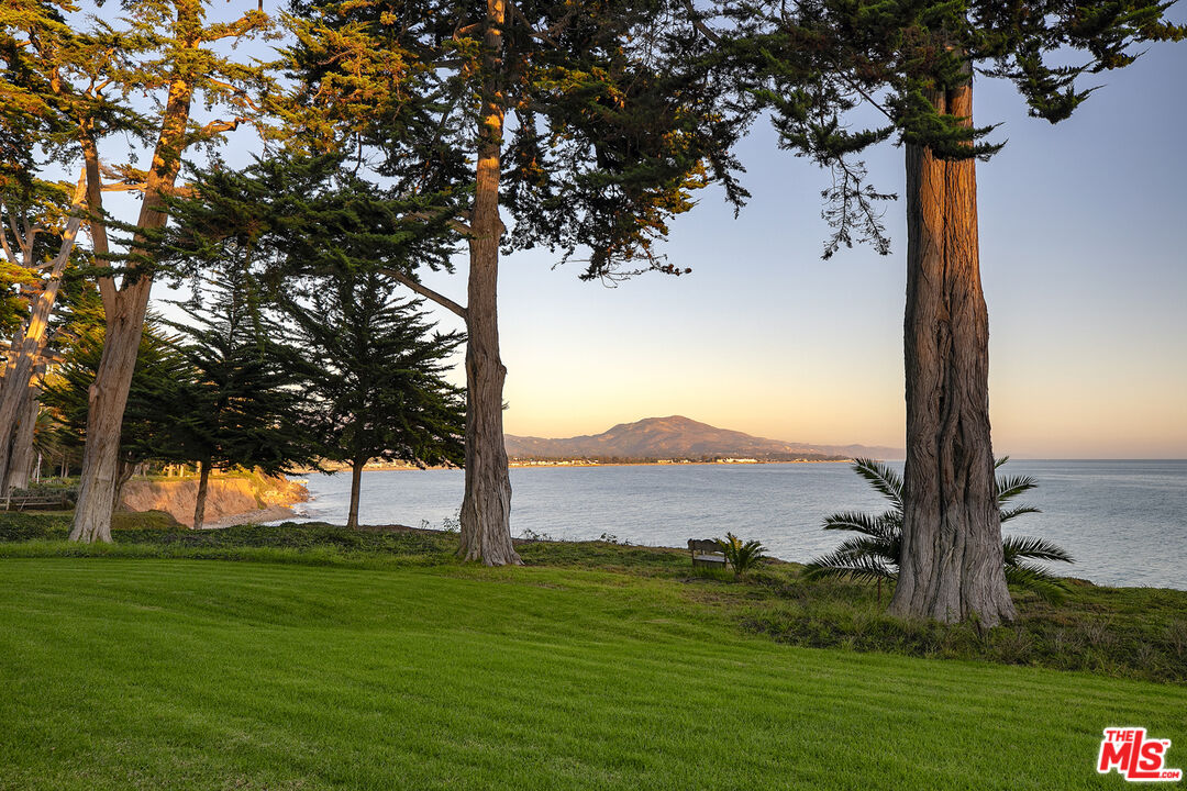 Unparalleled Oceanfront Oasis
