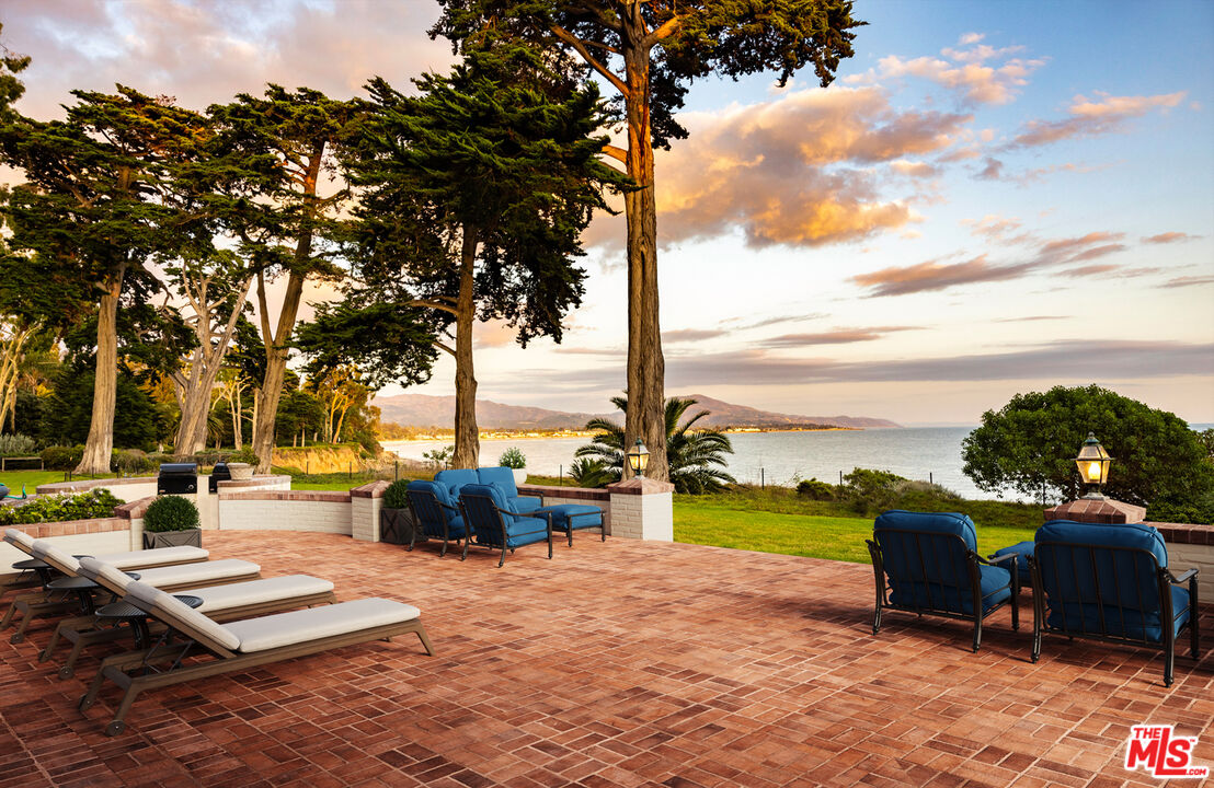 Unparalleled Oceanfront Oasis