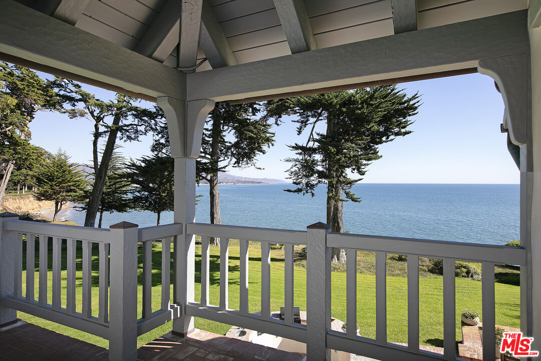 Unparalleled Oceanfront Oasis