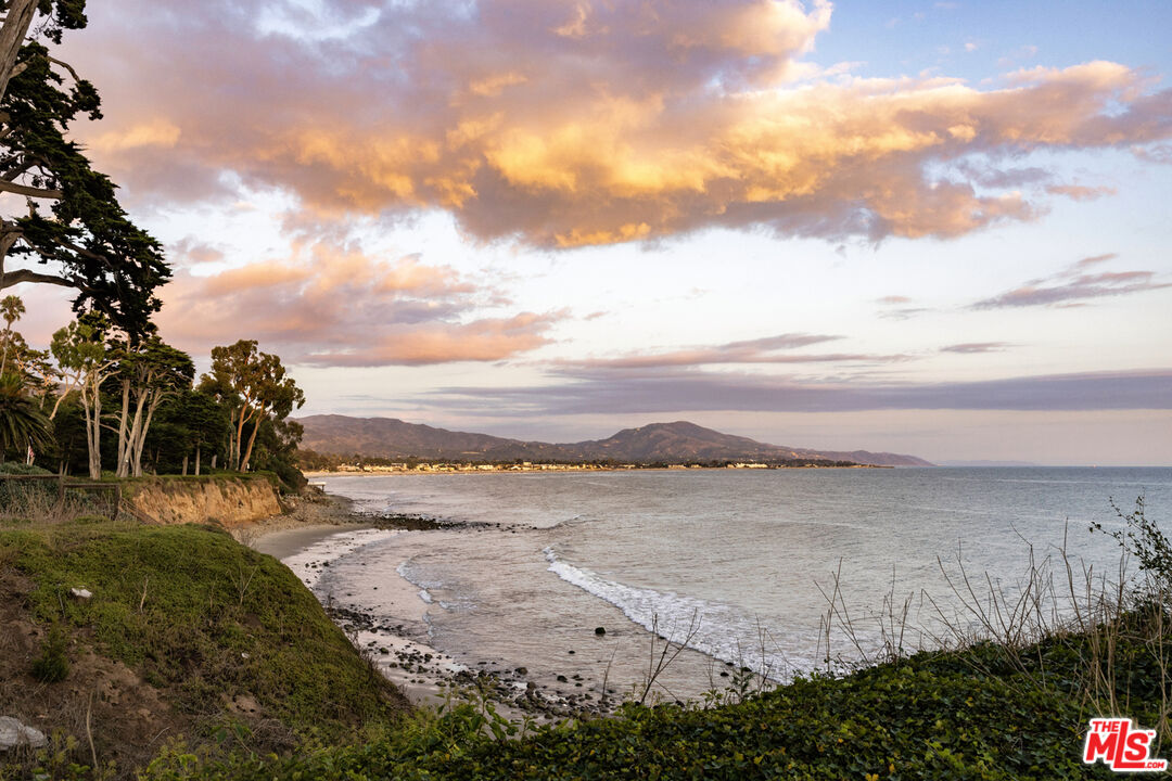 Unparalleled Oceanfront Oasis
