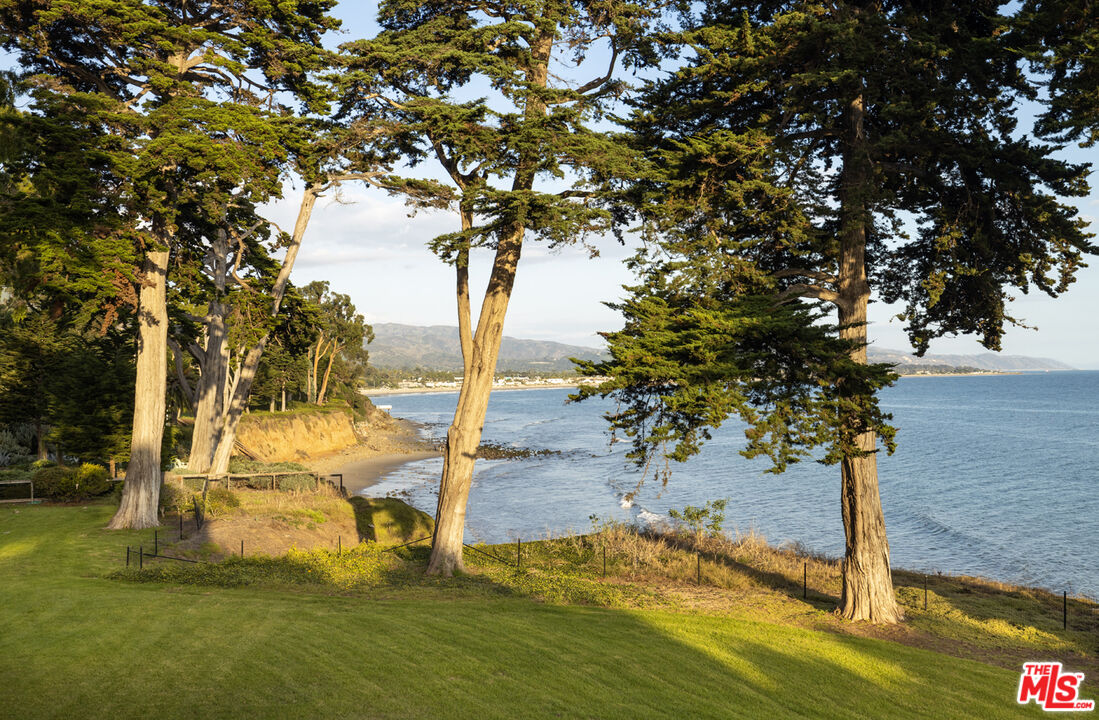 Unparalleled Oceanfront Oasis