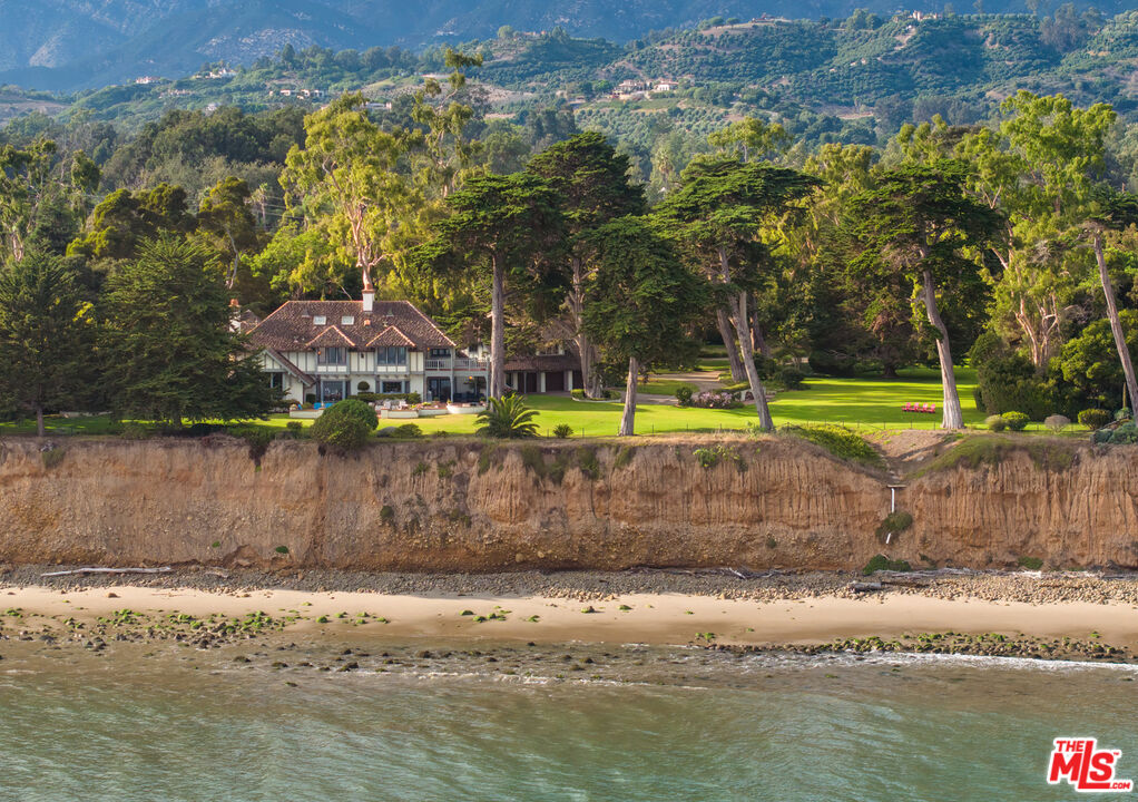 Unparalleled Oceanfront Oasis