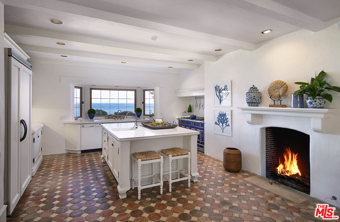 Unparalleled Oceanfront Oasis