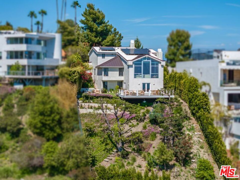 1063 Stradella Rd