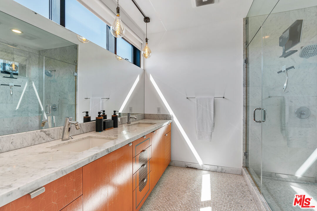 815 Hampton Dr Unit: 4