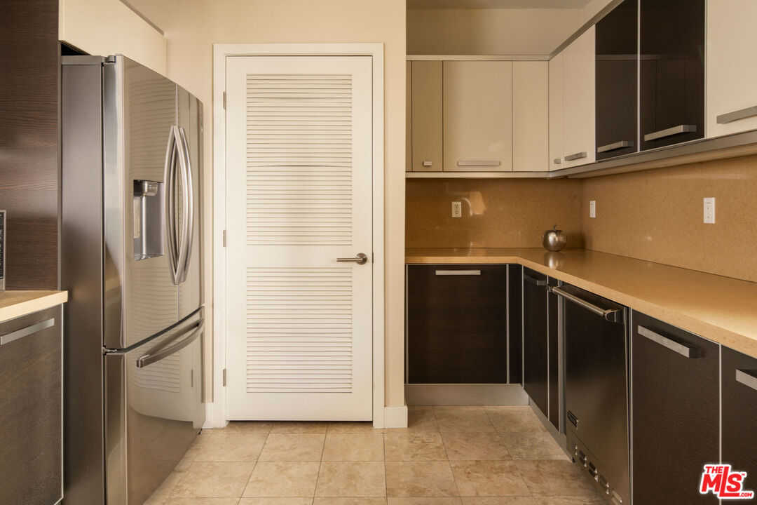 8788 Shoreham Drive Unit: 10