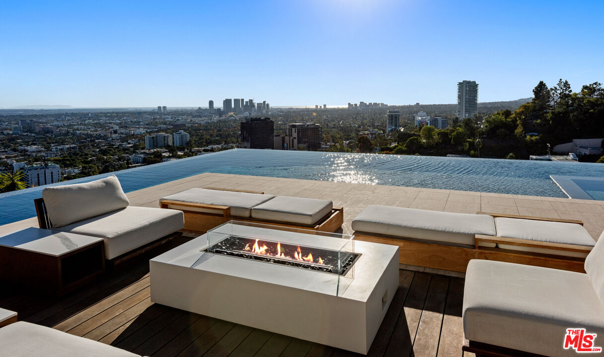 Sophisticated & Modern Home