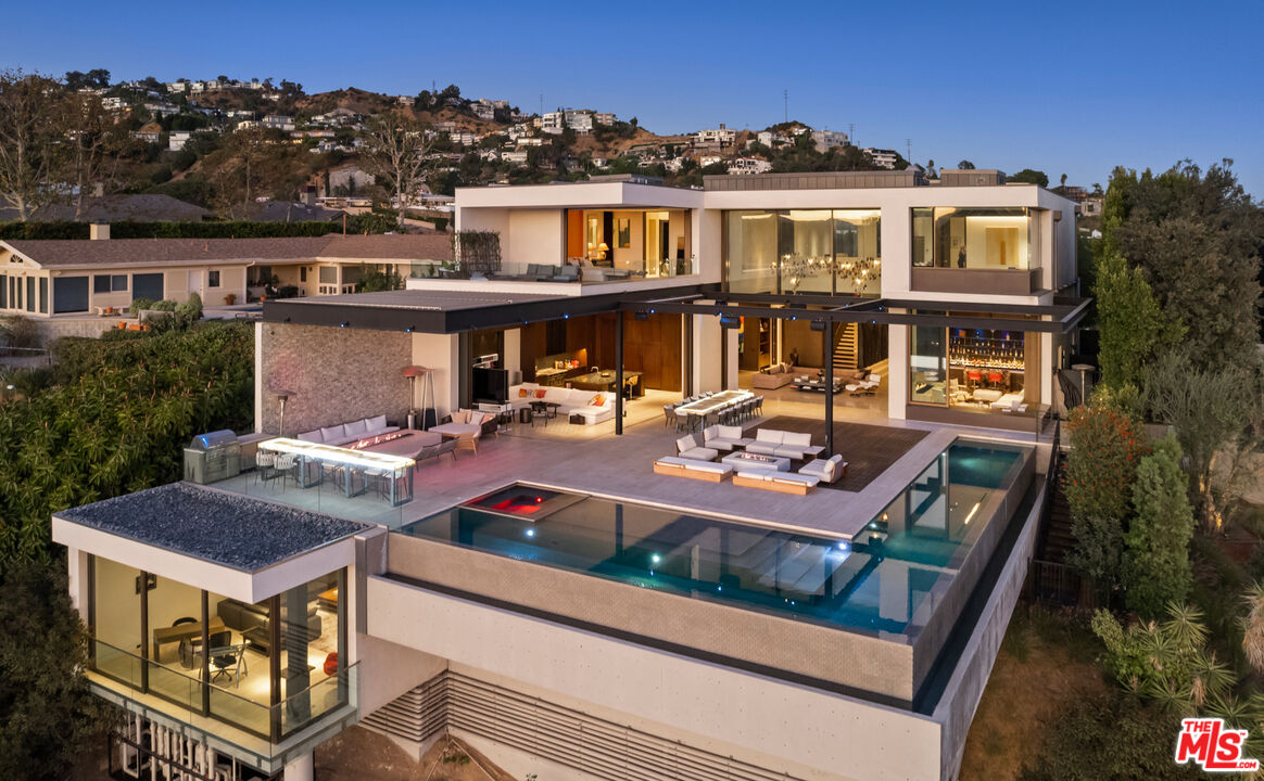 Sophisticated & Modern Home