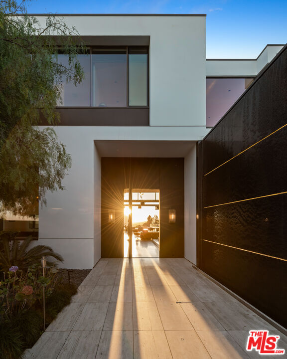 Sophisticated & Modern Home