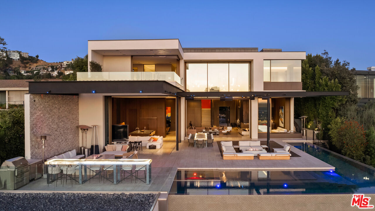 Sophisticated & Modern Home