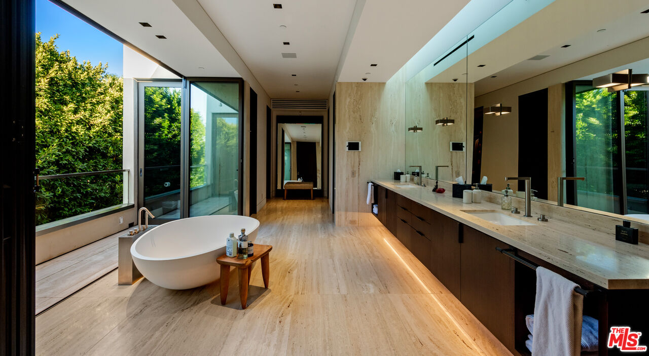 Sophisticated & Modern Home