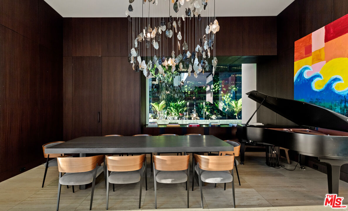 Sophisticated & Modern Home
