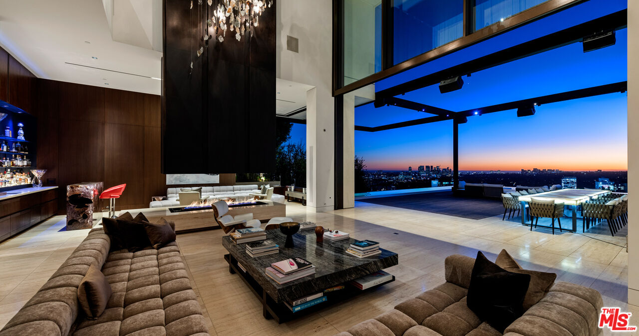 Sophisticated & Modern Home