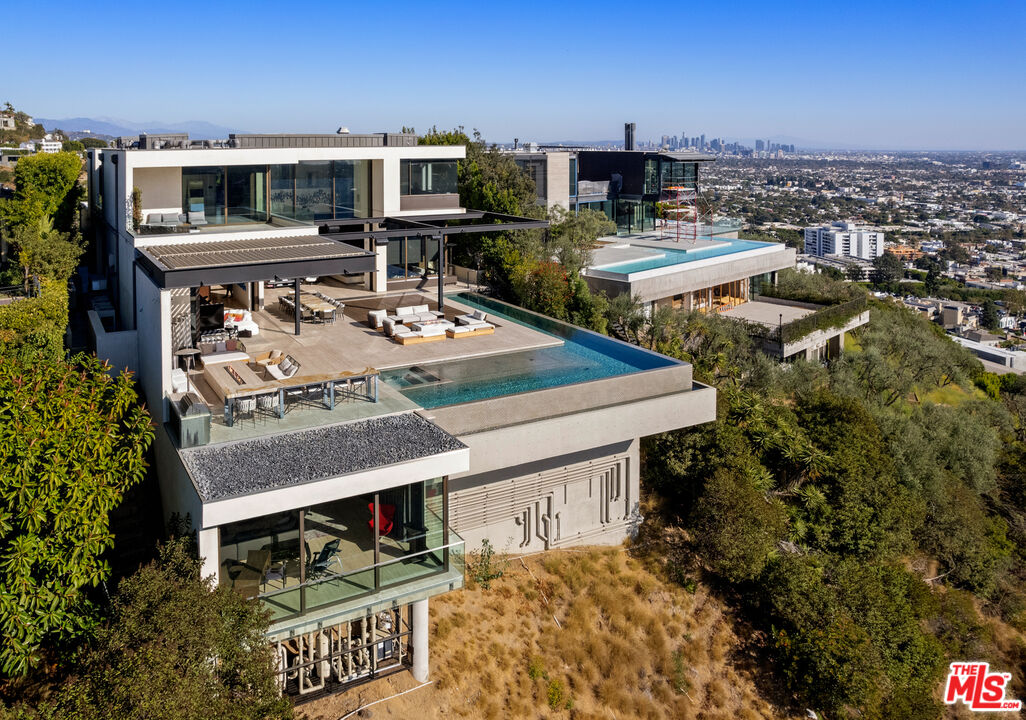 Sophisticated & Modern Home
