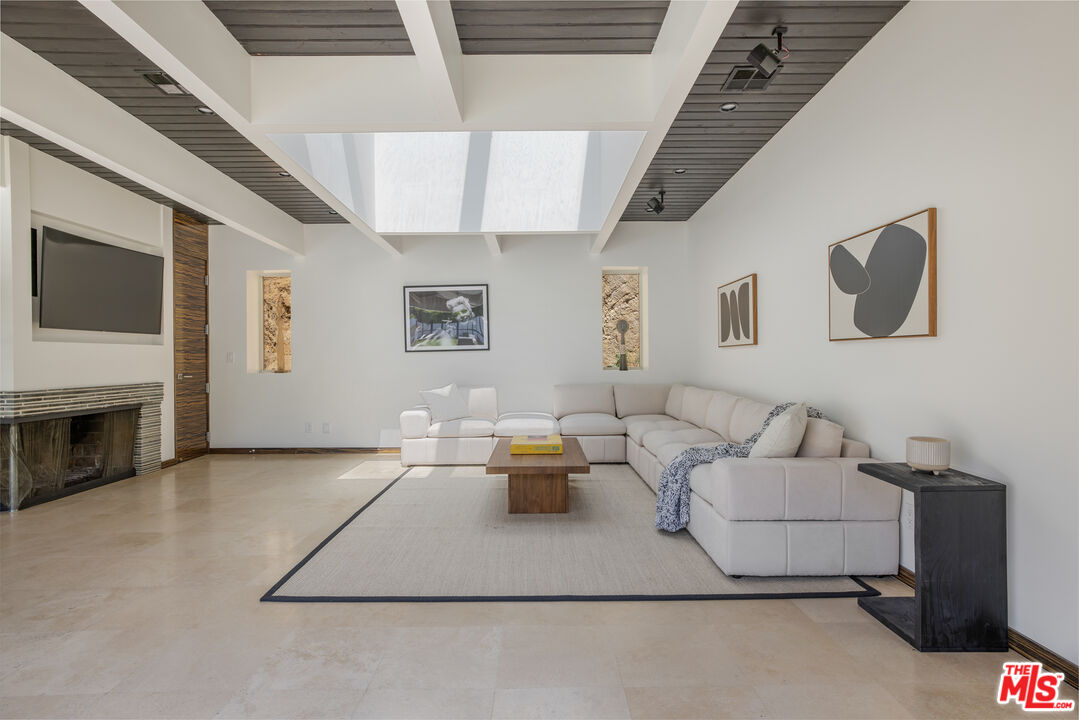 1401 Sunset Plaza Dr