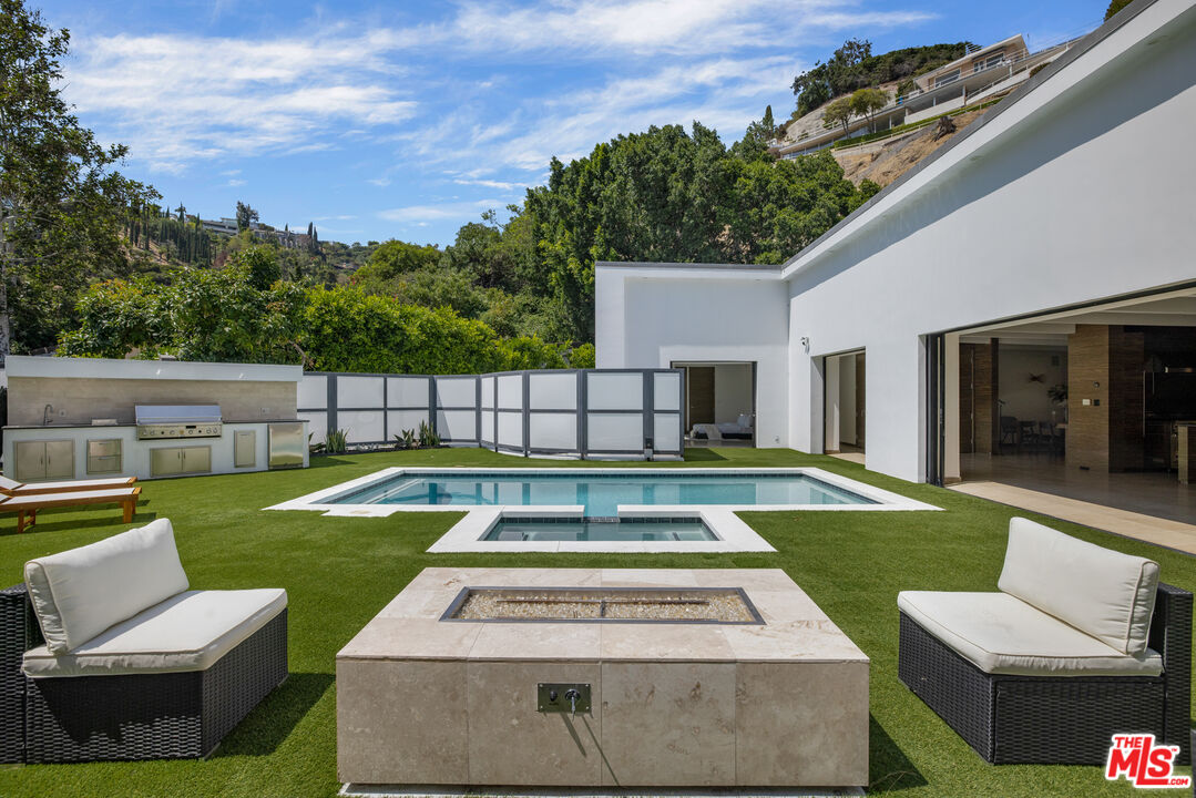 1401 Sunset Plaza Dr