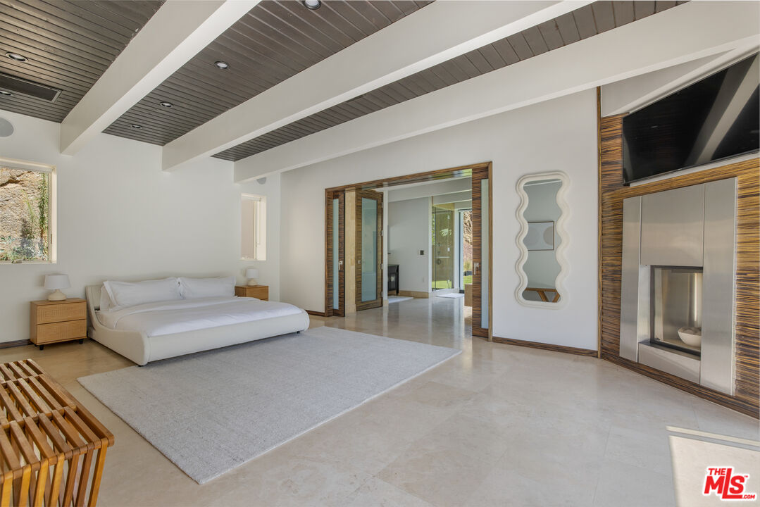 1401 Sunset Plaza Dr