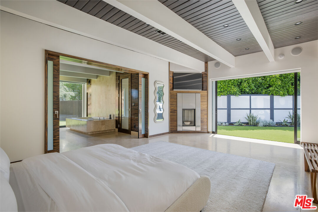 1401 Sunset Plaza Dr