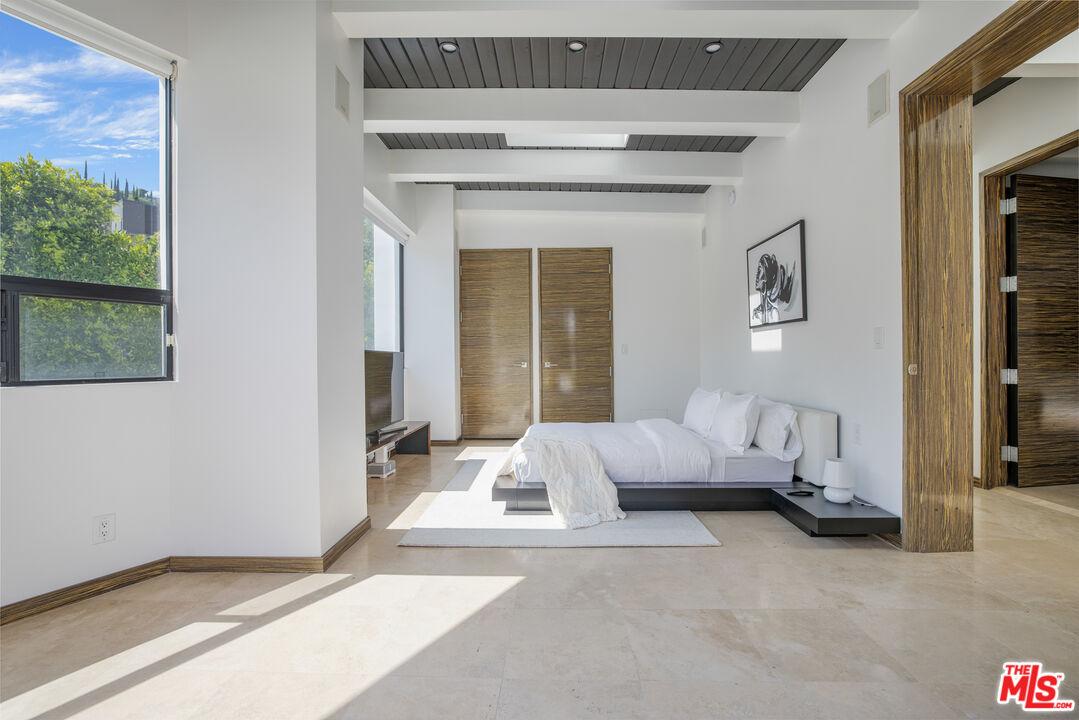 1401 Sunset Plaza Dr