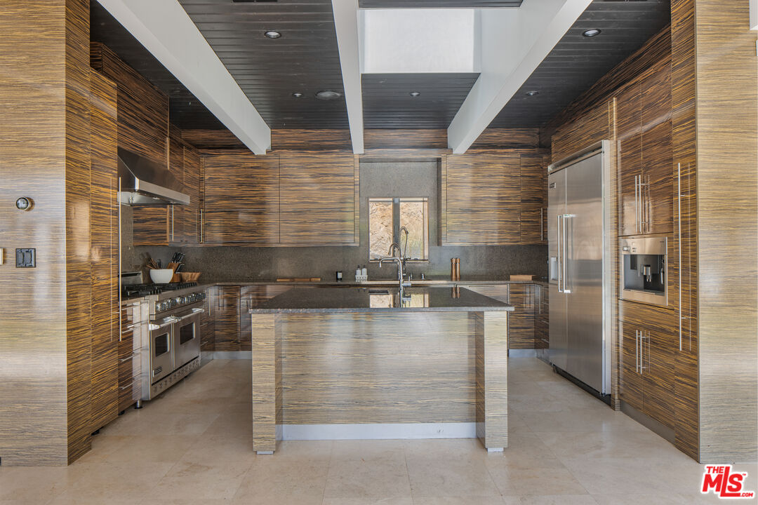 1401 Sunset Plaza Dr