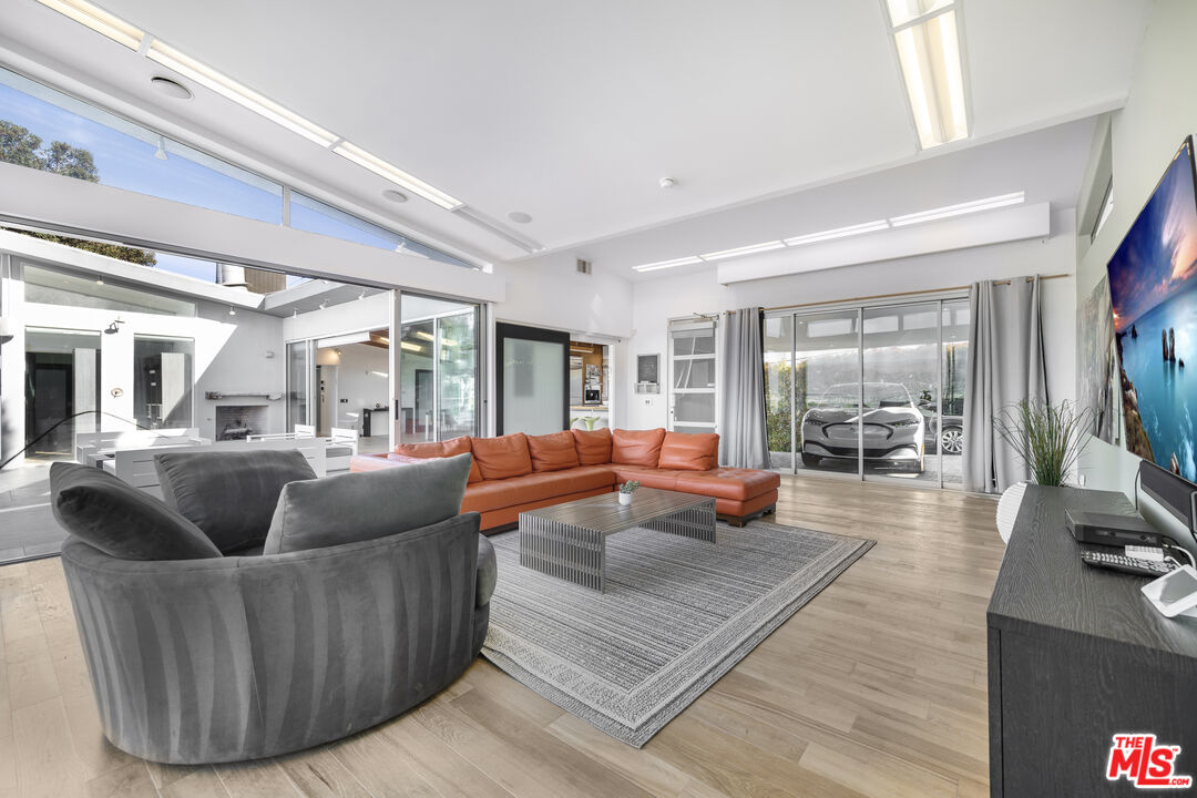 7275 Mulholland Dr