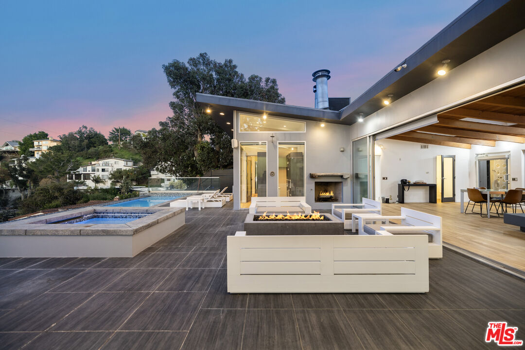 7275 Mulholland Dr