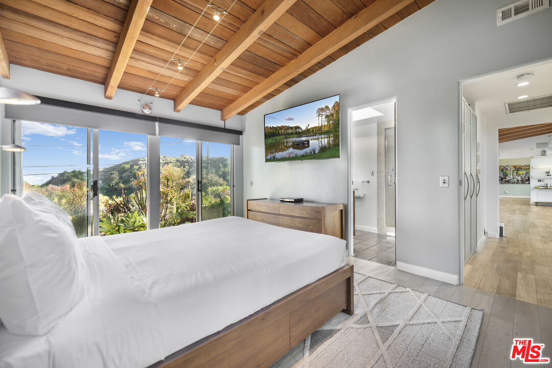 7275 Mulholland Dr