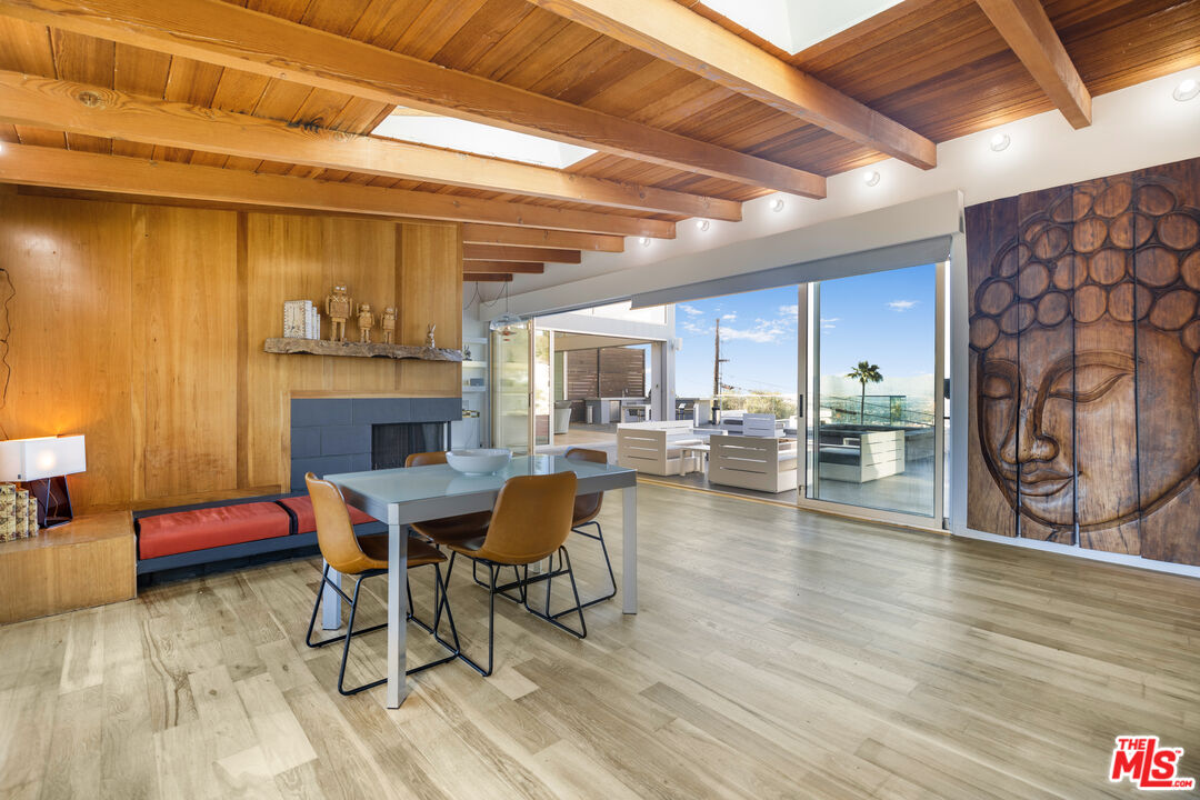 7275 Mulholland Dr
