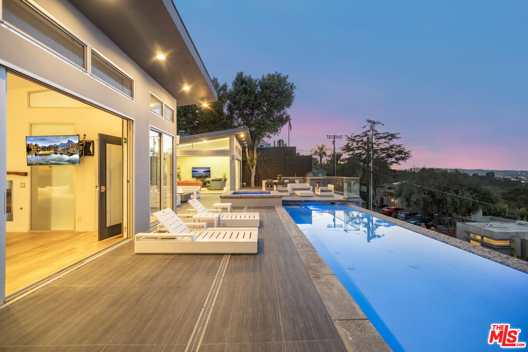 7275 Mulholland Dr