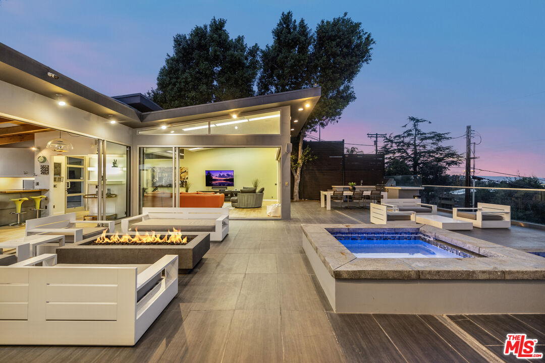 7275 Mulholland Dr