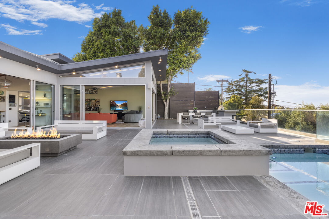 7275 Mulholland Dr
