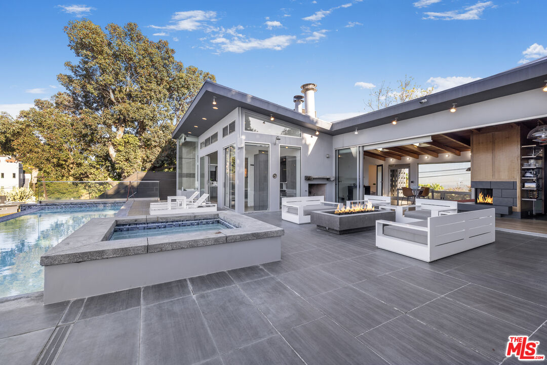 7275 Mulholland Dr