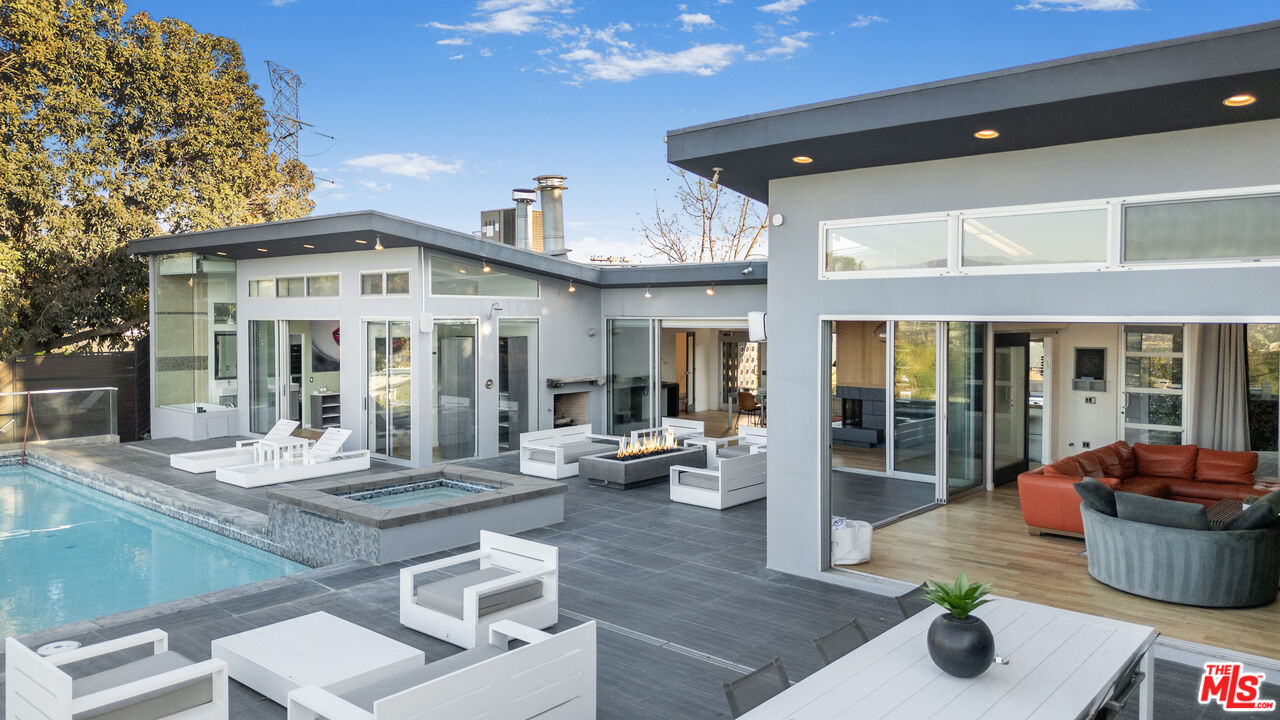 7275 Mulholland Dr