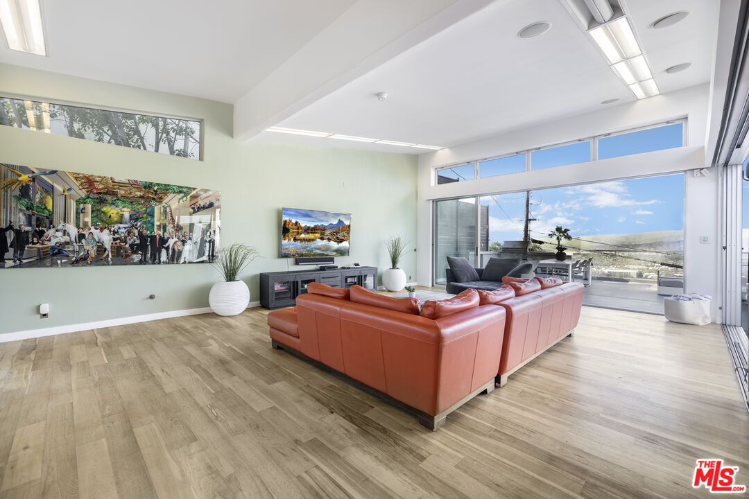 7275 Mulholland Dr