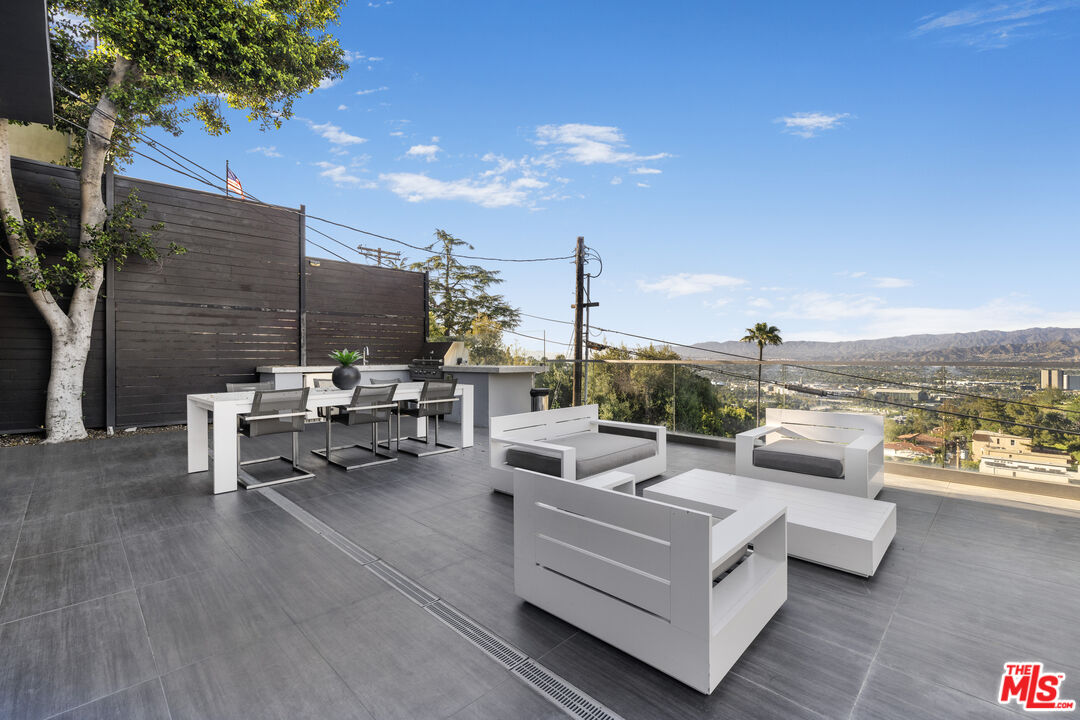 7275 Mulholland Dr