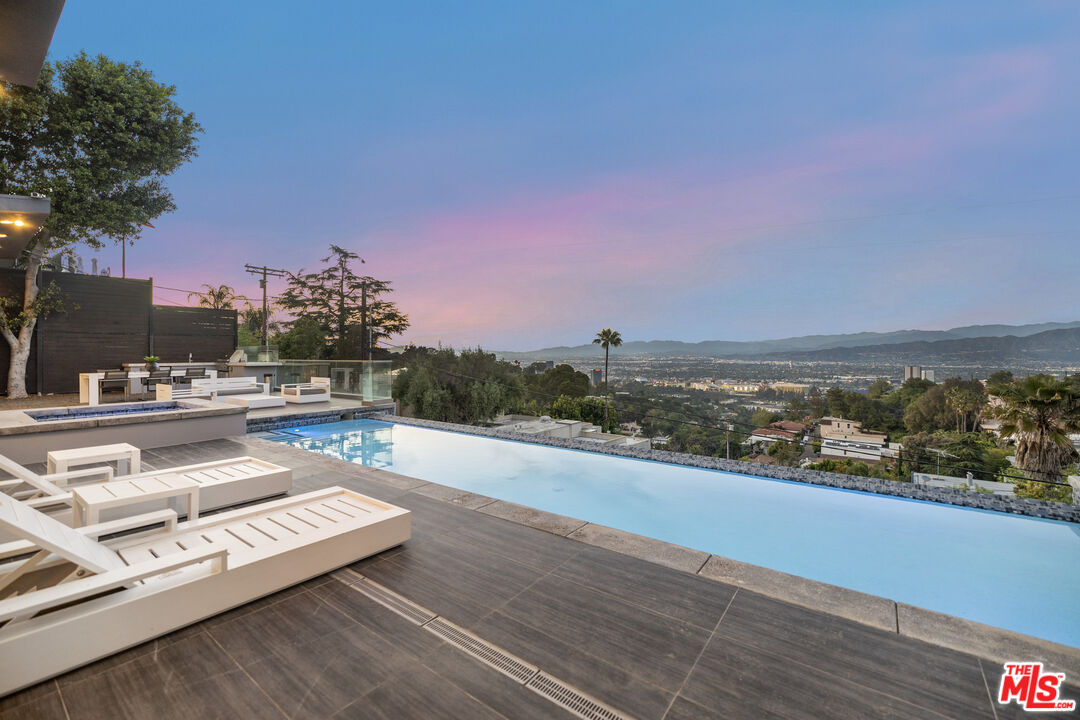 7275 Mulholland Dr
