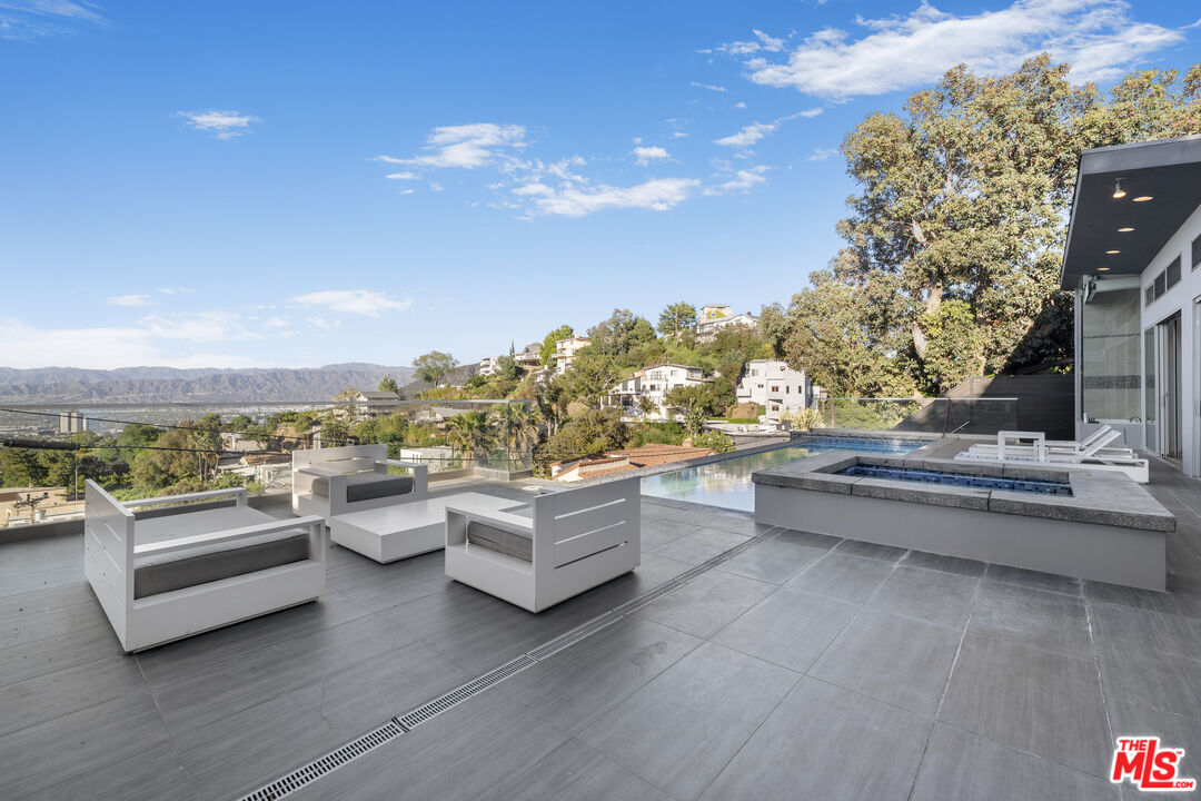 7275 Mulholland Dr