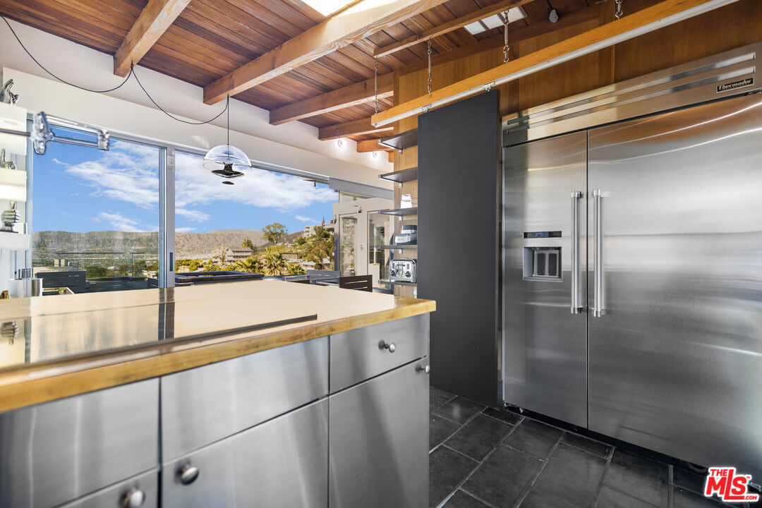 7275 Mulholland Dr