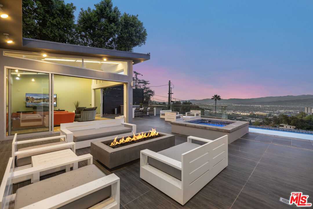 7275 Mulholland Dr