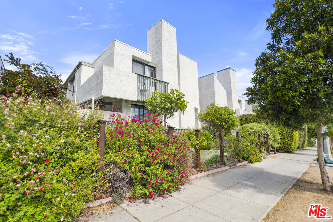 1231 24th St Unit: 3