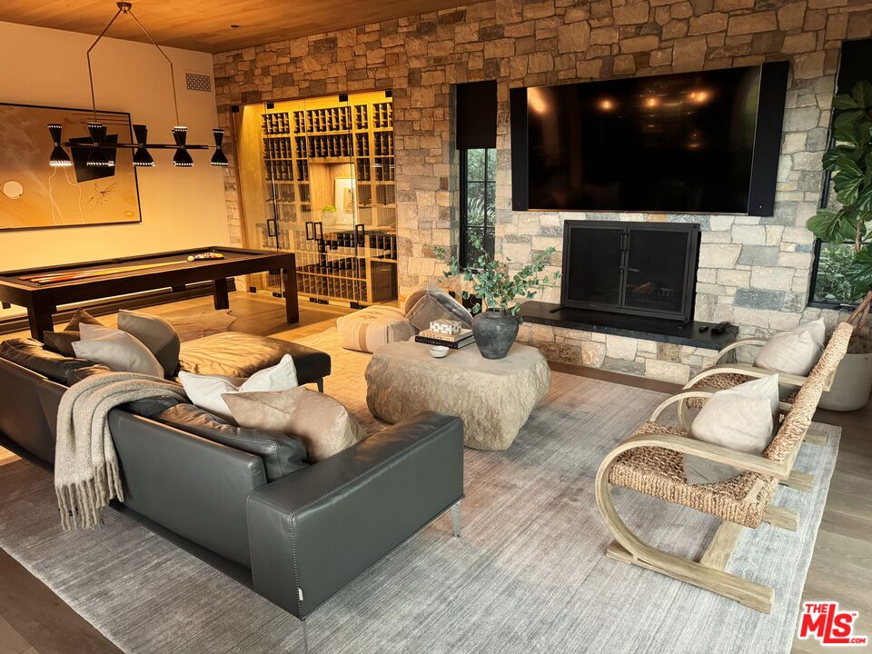 888 Toulon Dr
