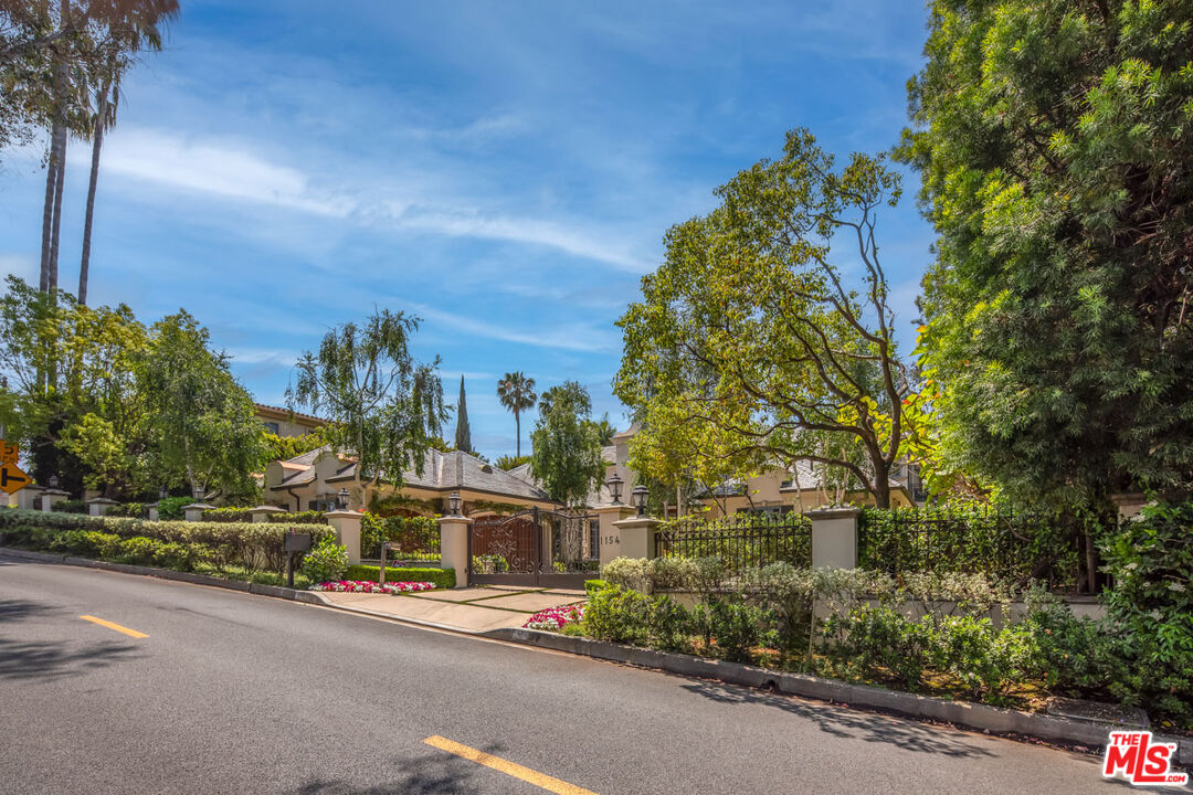 1154 Summit Dr