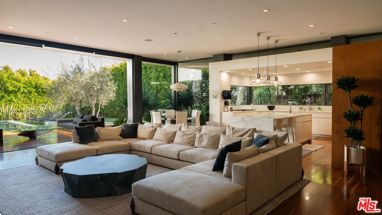 748 Amalfi Dr