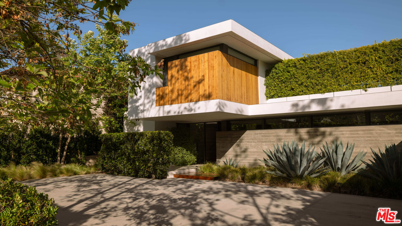 748 Amalfi Dr