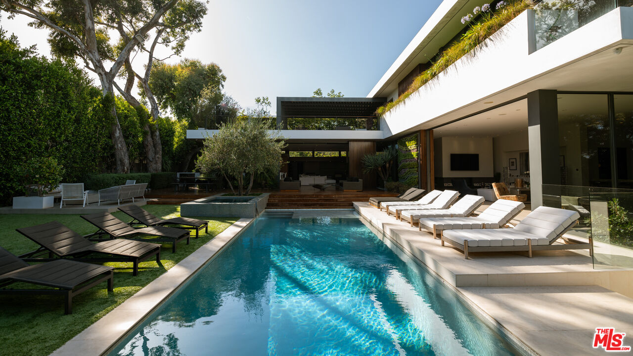 748 Amalfi Dr