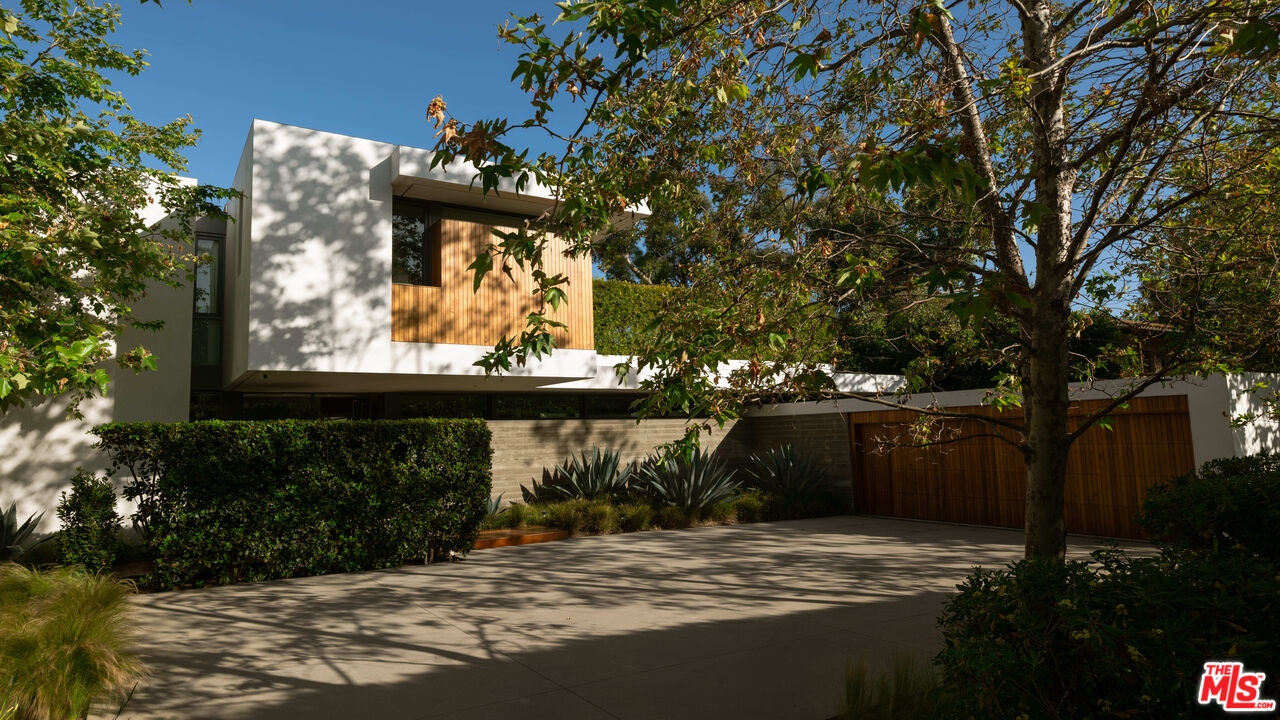 748 Amalfi Dr