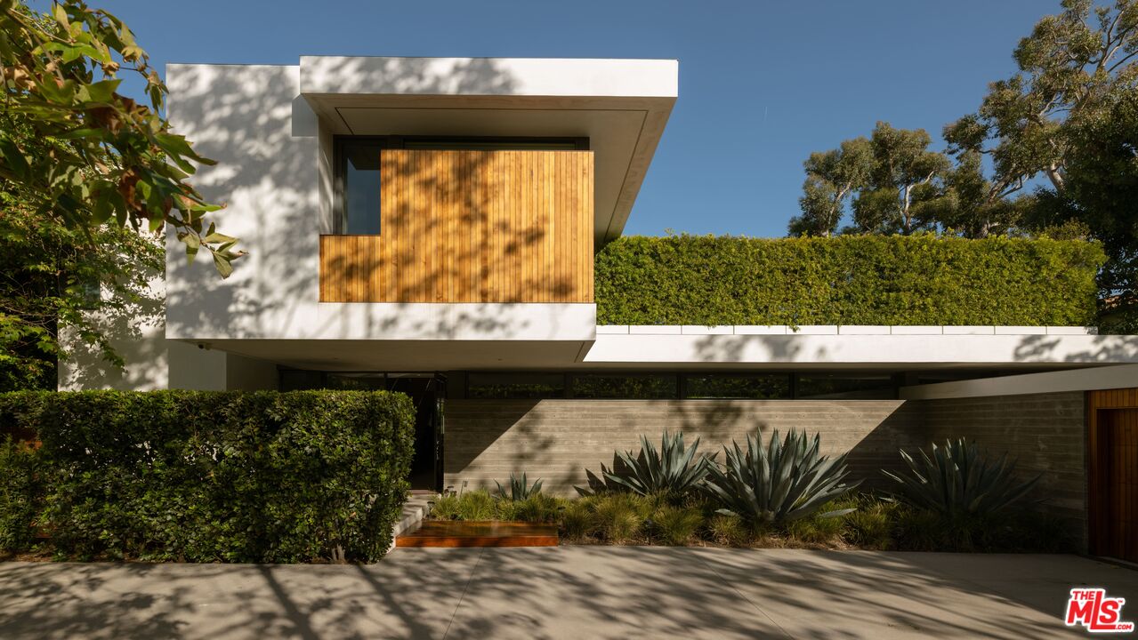 748 Amalfi Dr