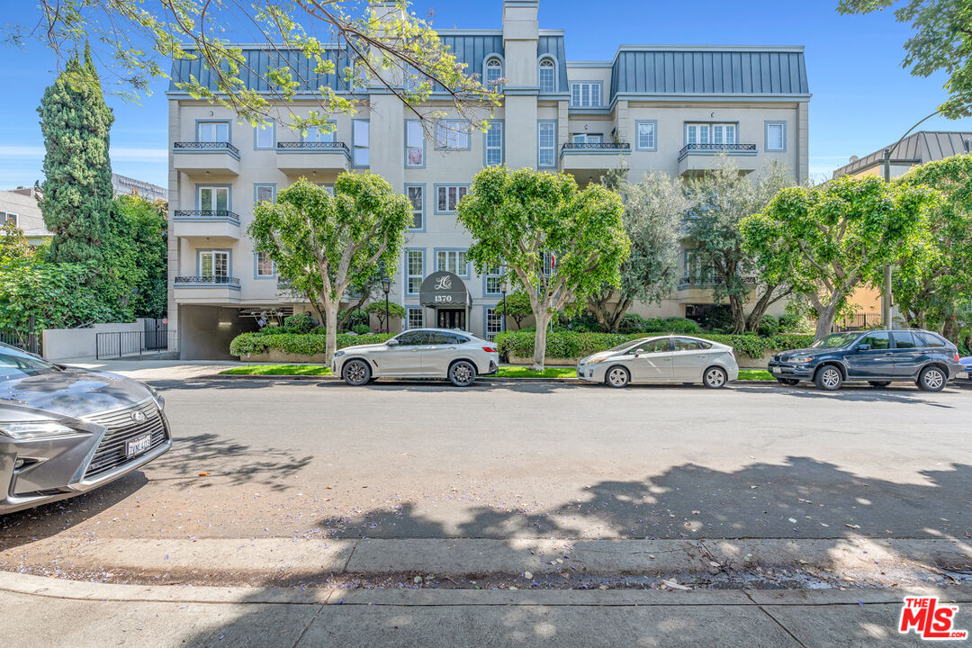 1370 Kelton Ave Unit: 203