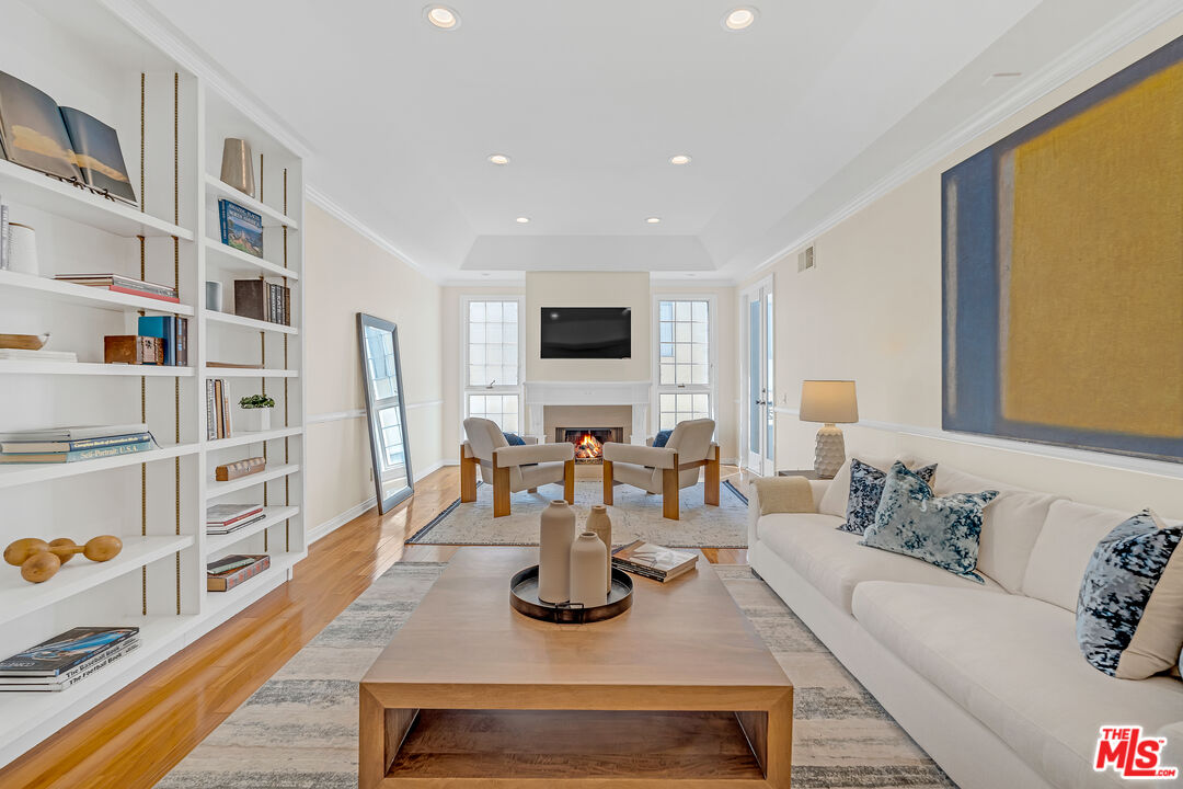 1370 Kelton Ave Unit: 203